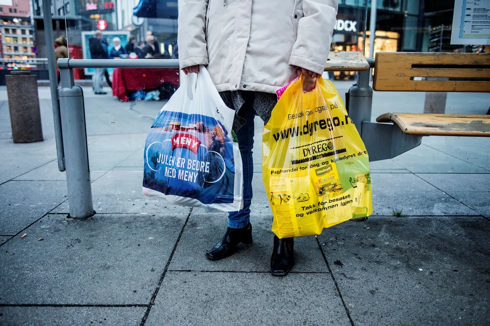En konsekvens av en eventuell avgift på plastposen er at forutsetningen for den meget vellykkede dugnaden er brutt av myndighetene, sier forfatteren. Foto: Fartein Rudjord