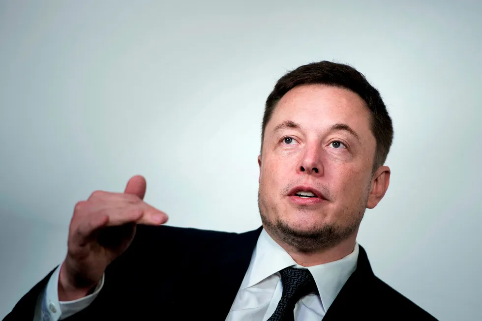 Elon Musk ekspanderer Tesla-produksjonen med ny storfabrikk i Kina. Foto: BRENDAN SMIALOWSKI