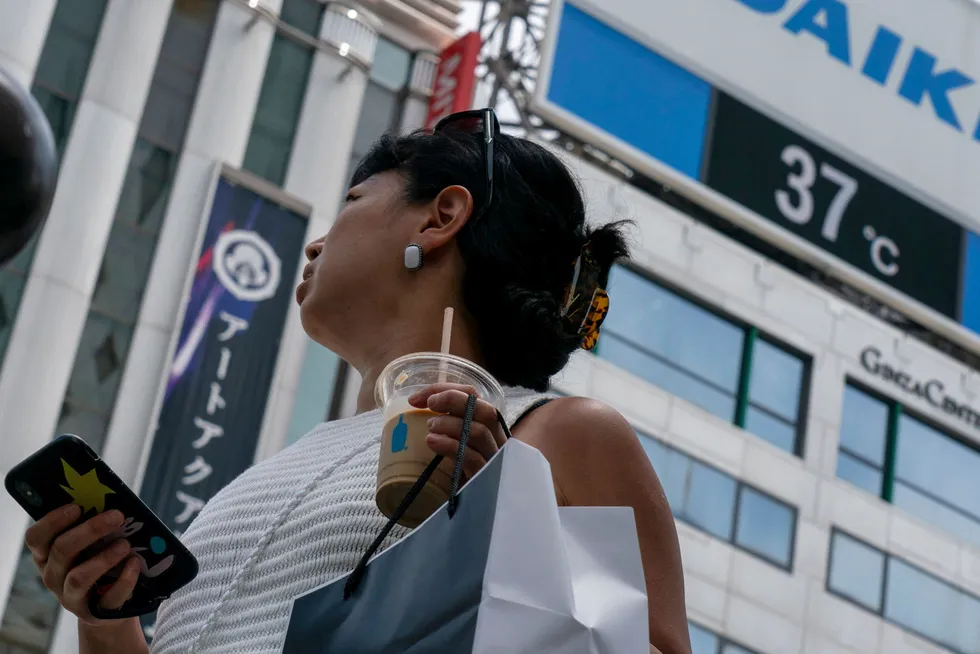 Det er høy temperatur i Tokyos gater og ved børsen. Nikkei 225-indeksen har satt en ny toppnotering tirsdag formiddag.