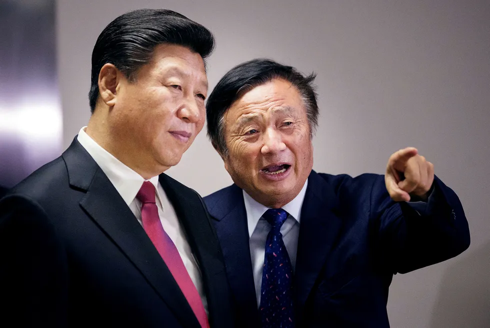 Kinas president Xi Jinping lytter til Huaweis grunnlegger og president Ren Zhengfei.