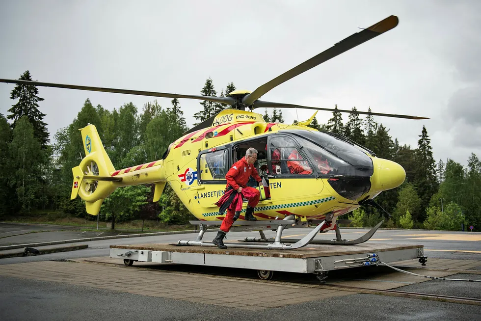 Luftambulansebasen i Lørenskog, Akershus. Her ser man lege Gunnar Farstad på utrykning med helikopteret.