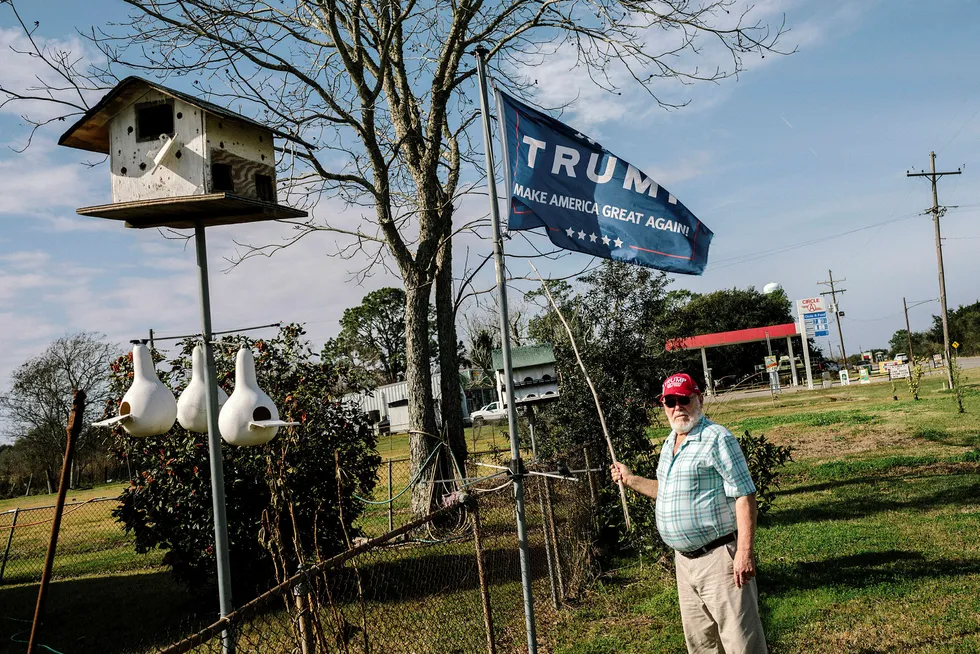 Trumpland. Fred Scott (73) står i hagen sin i Hackberry i Louisiana. Trump-supporteren holder flagget høyt hevet, og regionen Cameron Parish er USAs mest republikansk-vennlige, med 88,2 prosent Trump-velgere. Foto: William Widmer/Redux