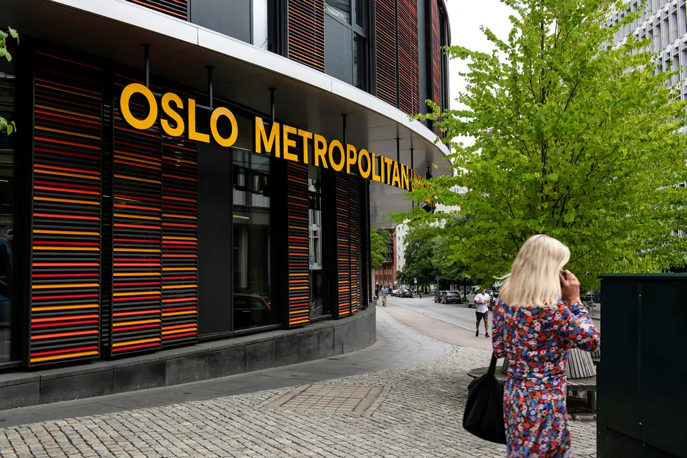 De nye skiltene utenfor Oslomet på Bislett har skapt sterke reaksjoner blant de ansatte.