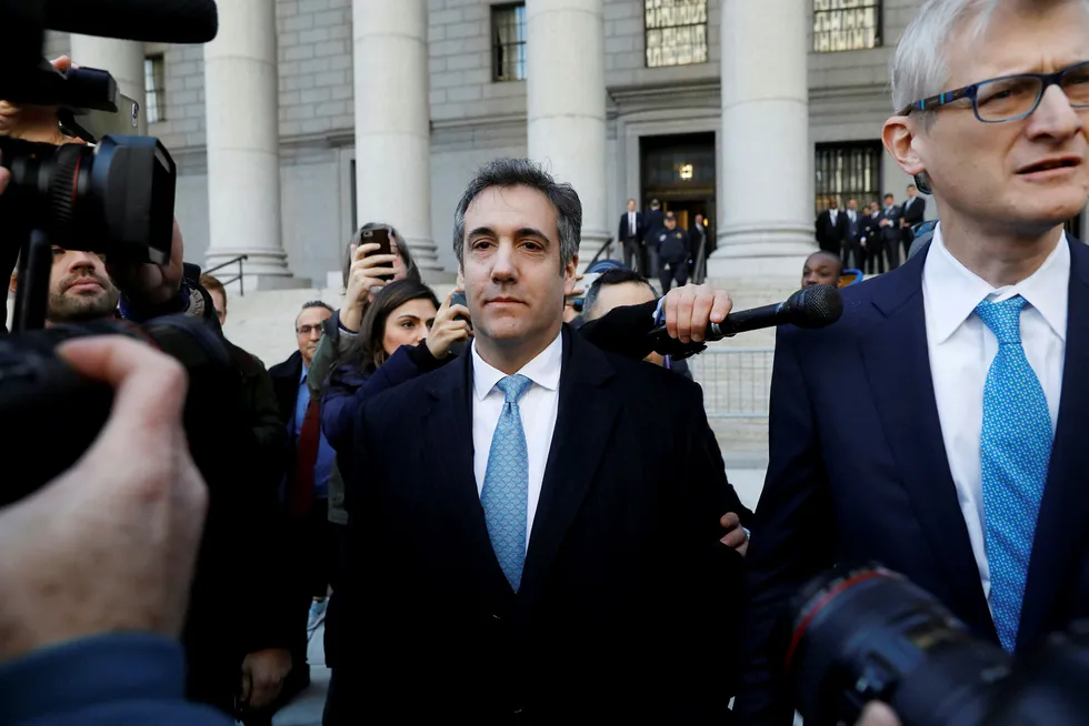 Michael Cohen, Donald Trumps tidligere advokat og ryddegutt, innrømmer løgn. Her forlater han retten på Manhattan torsdag, sammen med sin advokat Guy Petrillo (til høyre).