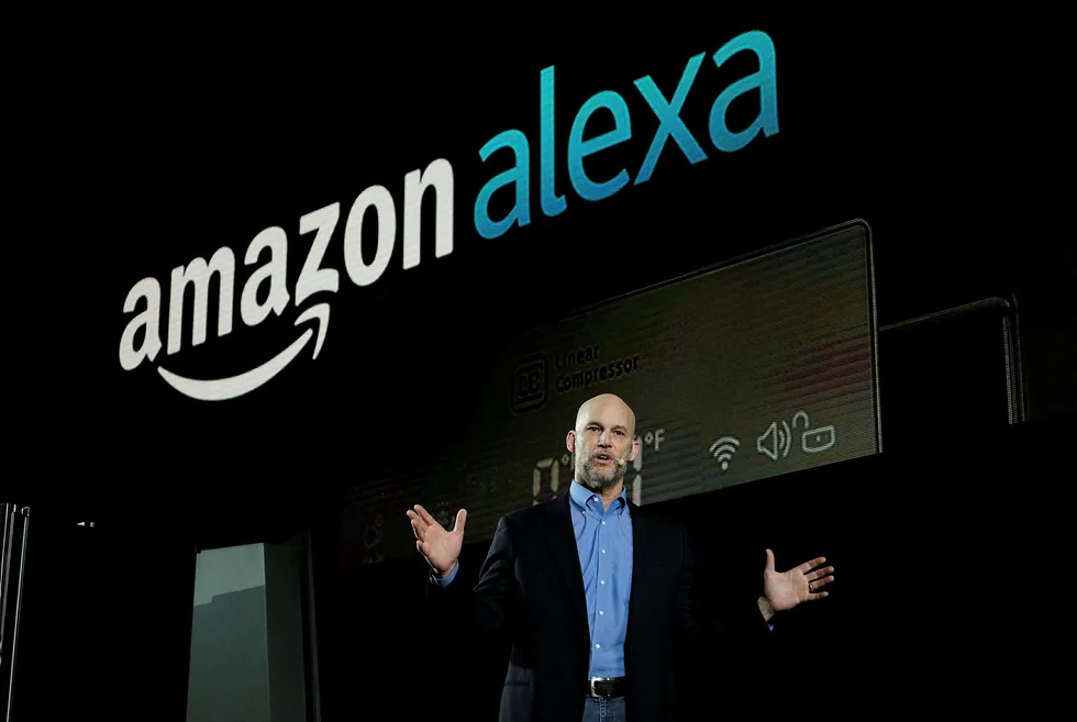 Mike George, sjef for Alexa i Amazon, snakker om smarte hvitevarer under CES-messen i Las Vegas i år. Foto: Rick Wilking/Reuters/NTB Scanpix