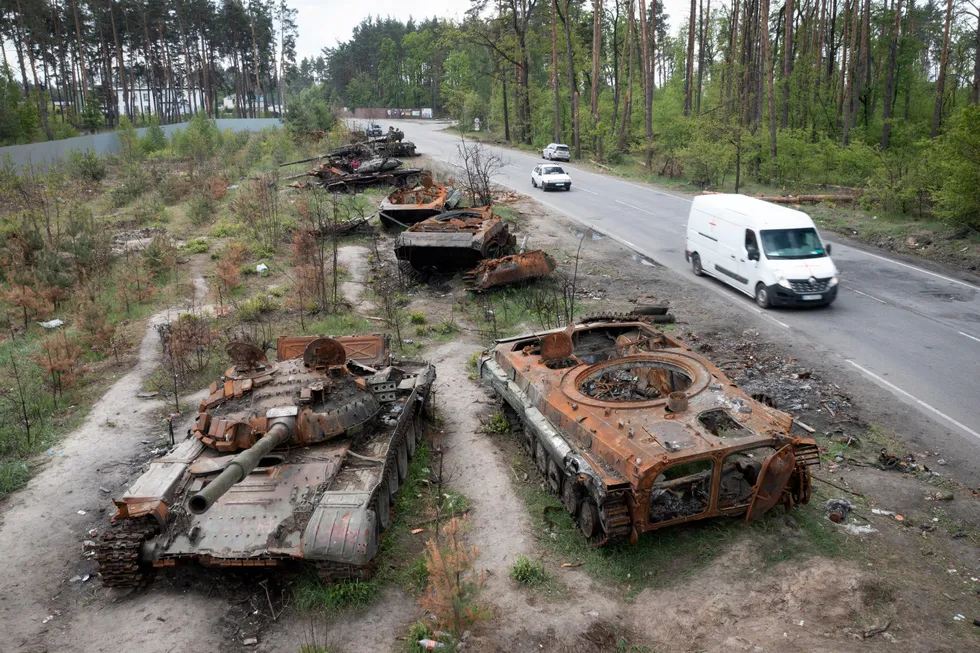 På ett eller annet tidspunkt kommer stridsvogner til å være et utdatert våpensystem, over alt, som alle andre våpen gjennom historien, skriver Sebastian Langvad. Russiske stridsvogner ved landsbyen Dmytrivka, nær Kyiv, i mai i år.