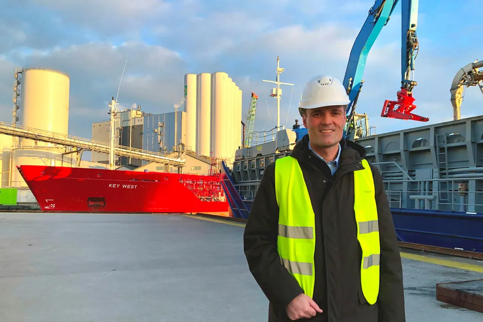 Erlend Sødal er sjef for Skretting Norge. Her står han på kaien i Hillevåg i Stavanger, der et av fiskefôrskipene er klar til avgang.