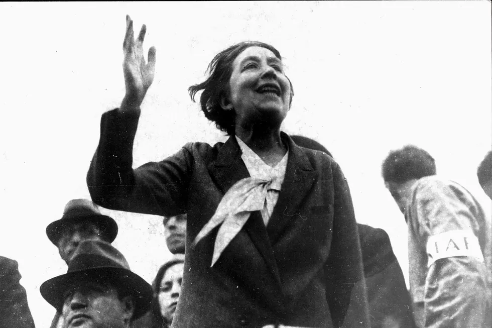 Sylvia Pankhurst, representant for suffragettene, britiske forkjempere for kvinnelig stemmerett, fra en tale i London i 1935. Foto: NTB Scanpix