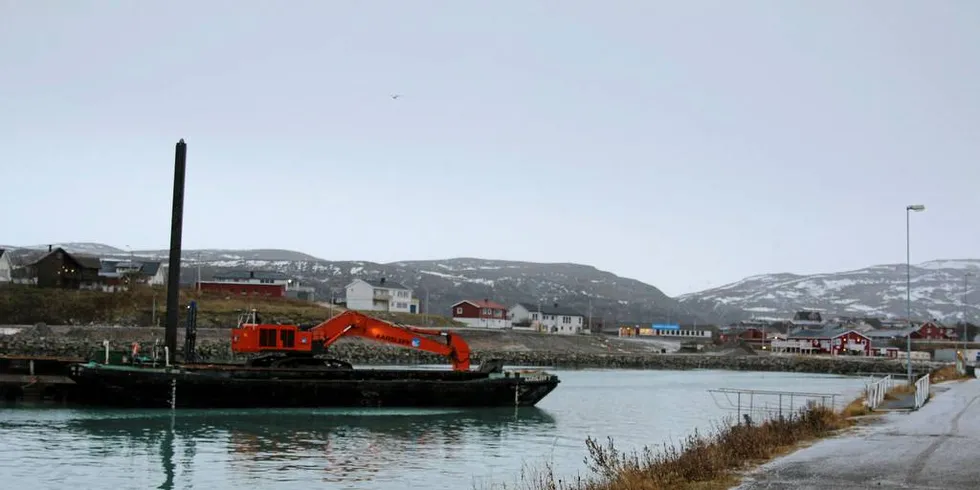 Storholmen til venstre i bildet kommer til å bli tre mål større etter utfyllingen i havna i Båtsfjord. Fiskemottaket som skulle etablere seg på tomta har saksøkt kommunen for brudd på festekontrakten.Foto: Arne Fenstad