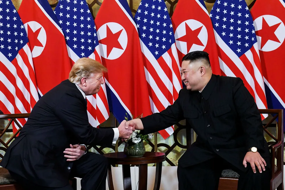USAs president Donald Trump og Nord-Koreas leder Kim Jong-un tok hverandre i hendene, smilte og lo da de møttes i Hanoi onsdag kveld før middag.