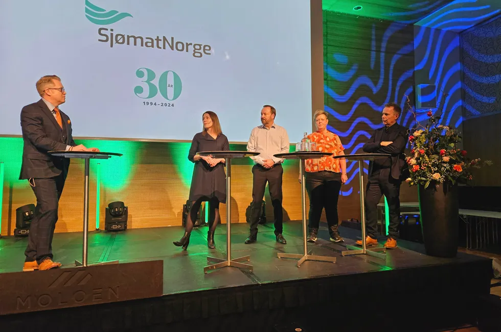 Debatt på Sjømat Norges årssamling. F.v. Øyvind A. Haram (Sjømat Norge), Heidi Ryste (Nordlaks), MOrten Hylborg Jensen (Nordic Group), Eva Kristoffersen (Egil Kristoffersen og sønner) og Øystein Hage (Fiskeribladet / Intrafish)