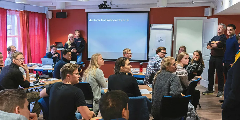 Her får studenter møte mentorer fra havbruksnæringen på Brohodekonferansen som ble arrangert tidligere i høst.