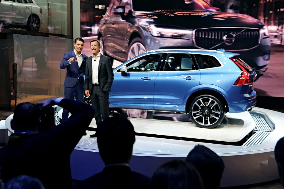 Volvo presenterer bestselgeren XC60 i Genève. Fra venstre Thomas Ingenlath som nå er sjef for Polestar og Håkan Samuelsson, toppsjef i Volvo.