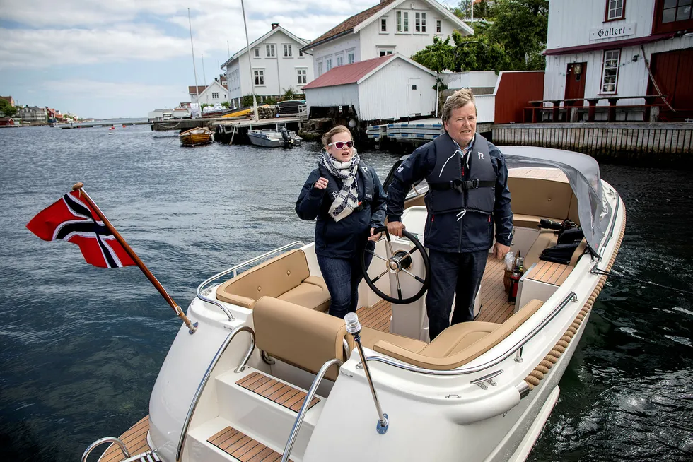 Ole Salomonsen og datteren (og sjef) Ida Salomonsen Thorrud i Green Waves utenfor seilmakeren i idylliske Lyngør tror på en elbåtrevolusjon.