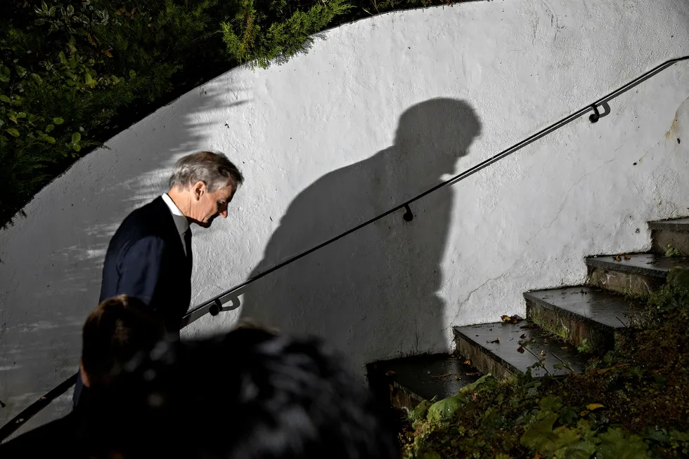 AP-leder Jonas Gahr Støre kommer hjem etter en lang valgdag Foto: Aleksander Nordahl