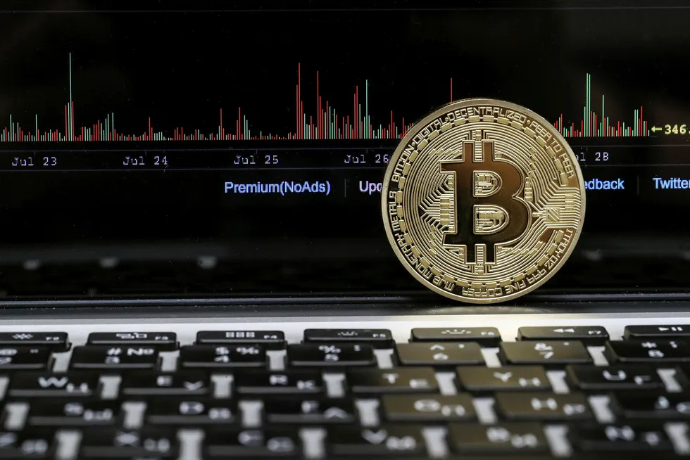 Bitcoin er elsket og hatet, og spådd både verdensherredømme og full kollaps. Nå skal den sannsynligvis splittes igjen. Foto: Vyacheslav Prokofyev/Getty Images/NTB Scanpix