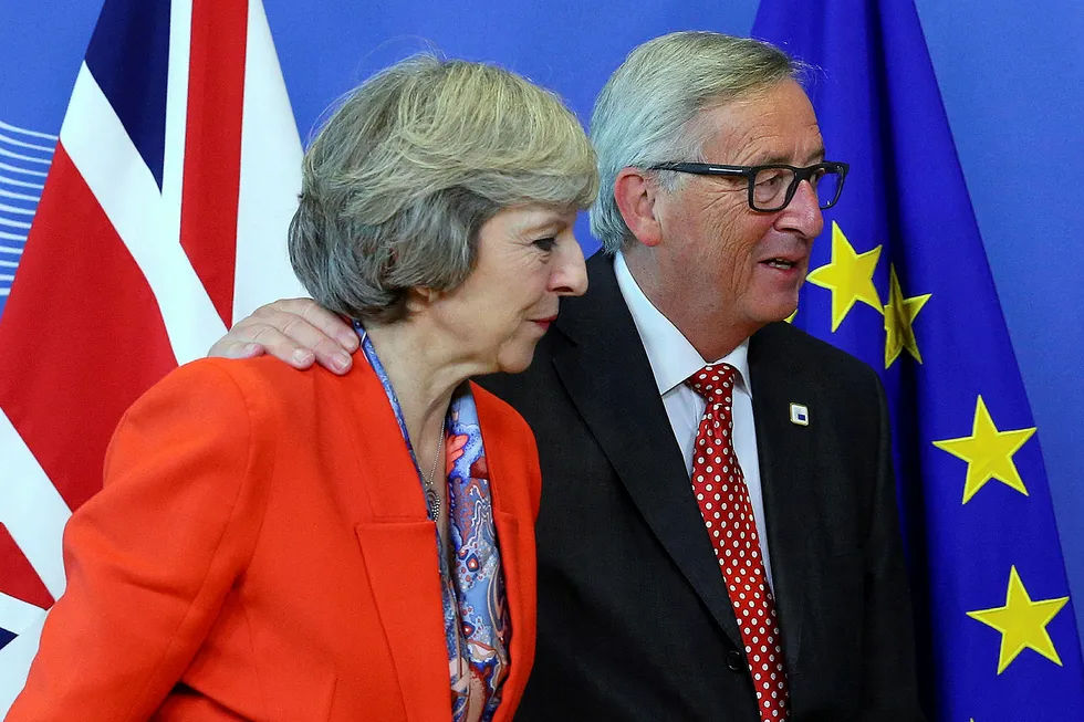 Storbritannias statsminister Theresa May møtte i høst Jean-Claude Juncker, som er president for EU-kommisjonen. Foto: Yves Herman/Reuters/NTB Scanpix