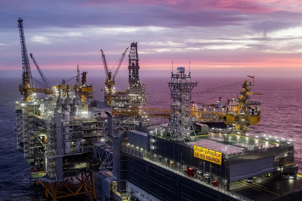 Johan Sverdrup er det tredje største oljefeltet på norsk sokkel, med forventede ressurser på 2,7 milliarder fat oljeekvivalenter. Fra neste uke kan feltet bli stengt ned som følge av arbeidskonflikten mellom Lederne og Norsk olje og gass