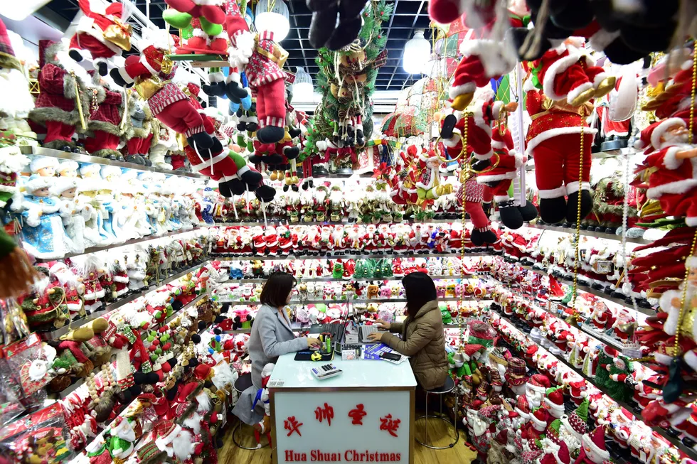 I hjertet av Yiwu International Trade City er det et enormt utvalg av kinesiskproduserte varer. I en egen seksjon er det flere hundre utsalg som spesialiserer seg på julen – året rundt.