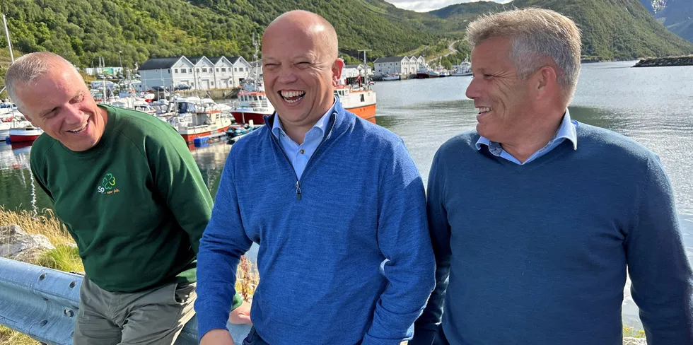 Senja-ordfører Tom Rune Eliseussen (Sp), finansminister Trygve Slagsvold Vedum (Sp) og fiskeri- og havminister Bjørnar Skjæran (Ap) i hyggelig passiar da det ble kjent at Husøy havn får 20 millioner til ny kai.