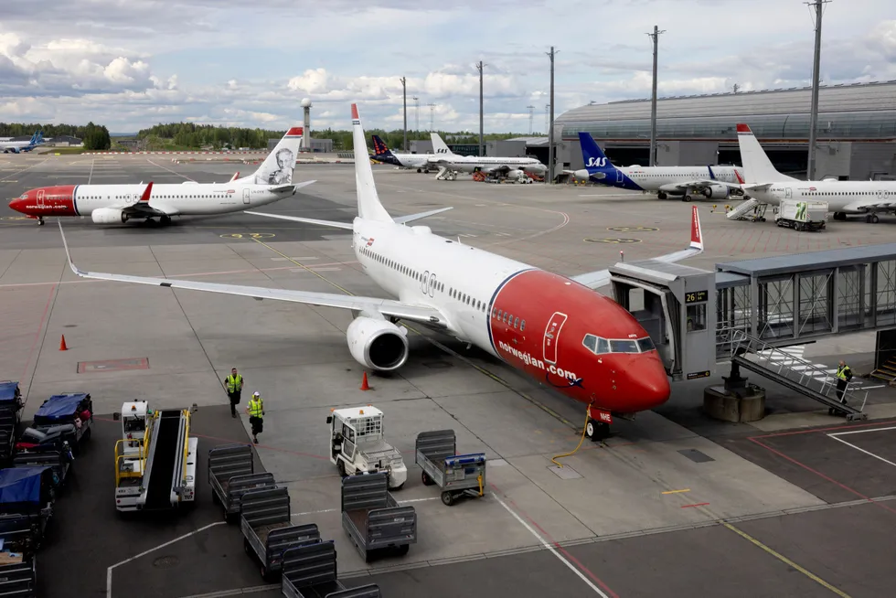 Norwegian-fly ved gate på Gardermoen flyplass.
