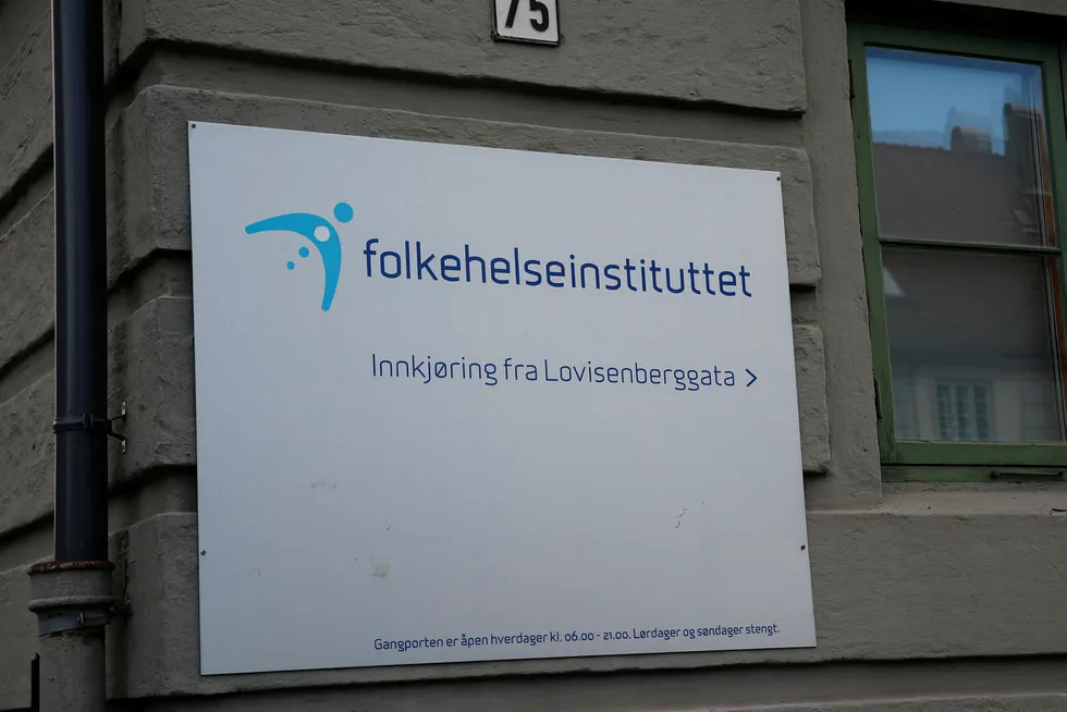 Folkehelseinstituttet i Oslo har kuttet antall ansatte, men fått vesentlig flere ledere.