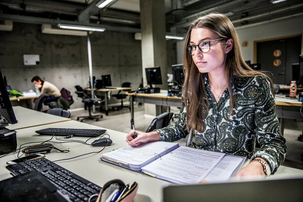Ida Merete Enholm (21) studerer datateknologi, og for henne var valget enkelt. – Jeg liker godt å studere og jeg tror at i min bransje vil det lønne seg å ha en master når man en gang skal søke jobb, sier hun.