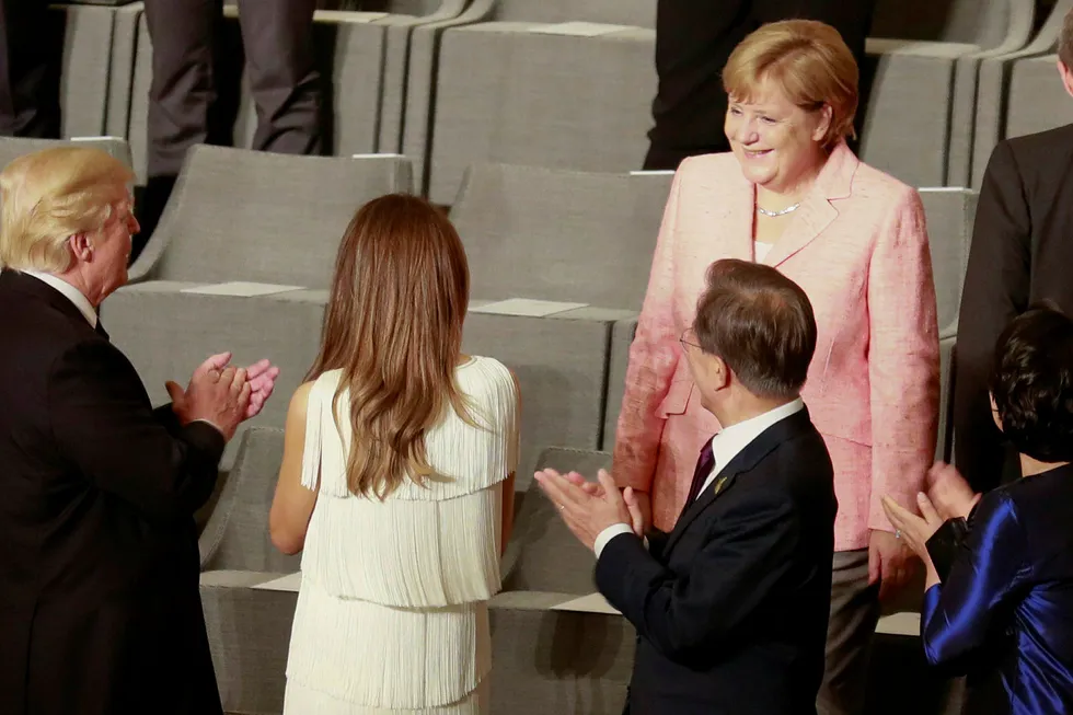 Tysklands statsminister Angela Merkel, USAs president Donald Trump og andre G20-ledere var fredag til stede på en konsert i Hamburg. Men enighet om slutterklæringen var det lørdag morgen fortsatt ikke. Foto: Axel Schmidt