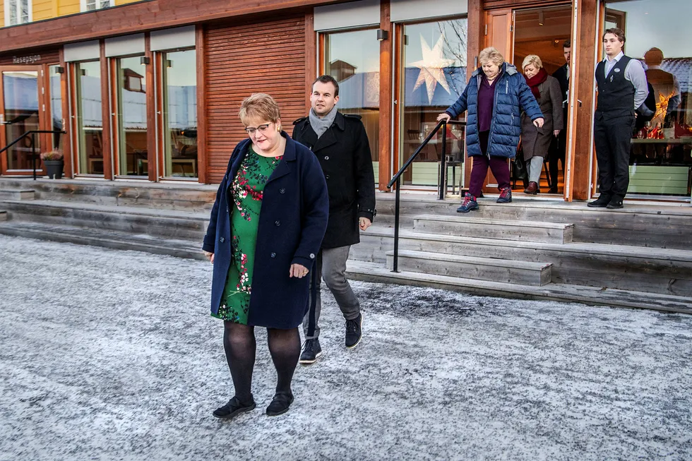 Kulturminister Trine Skei GrandeStatsminister, KrF-nestleder Kjell Ingolf Ropstad, Erna Solberg og finansminister Siv Jensen, har forhandlet på Hadeland siden starten av måneden.