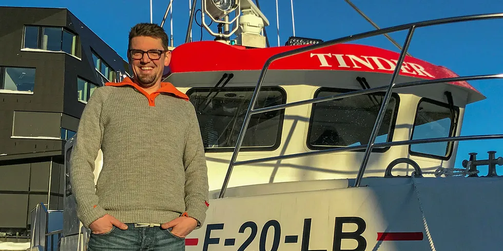 FIKK BESØK: Dette er båten «Tinder» fra Kjøllefjord og skipper Daniel Lauritzen. Kommunikasjonsavdelingen til Norges Råfisklag fattet interesse, da de så det uortodokse navnet på sjarken fra kontorvinduene ved Kysten hus og inviterte seg selv om bord.