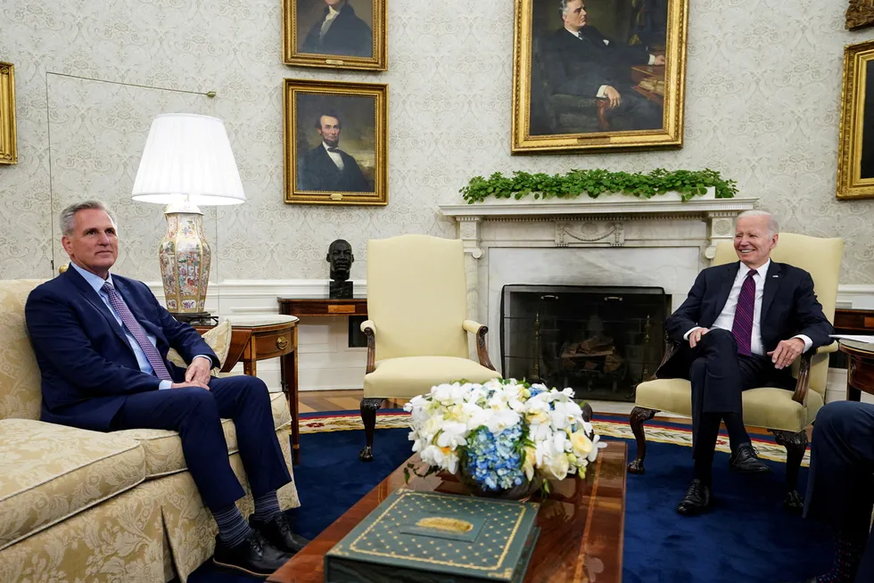 President Joe Biden har hatt møte om gjeldstaket med Kevin McCarthy, som leder Representantenes hus i Kongressen. Republikanerne vil presse Biden til å kutte i offentlige utgifter mot å heve gjeldstaket. Biden avviser forslaget.