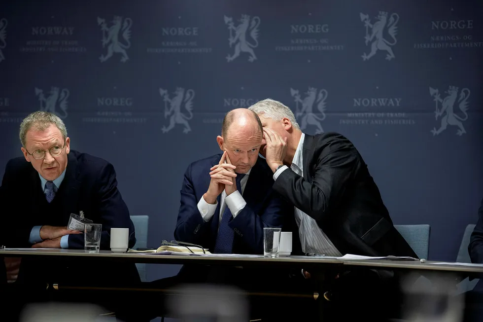 Ole Erik Almlid var tidligere i mars på et møte med regjeringen om koronaviruset. Her sammen med Idar Kreutzer, administrerende direktør i Finans Norge (til venstre) og sjeføkonom Øystein Dørum i NHO (til høyre).
