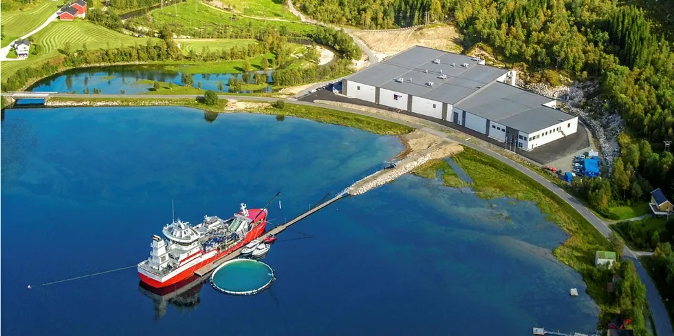 Helgeland Smolt avdeling Reppen. Anlegget ligger i Rødøy kommune på Helgeland i Nordland. Pressefoto