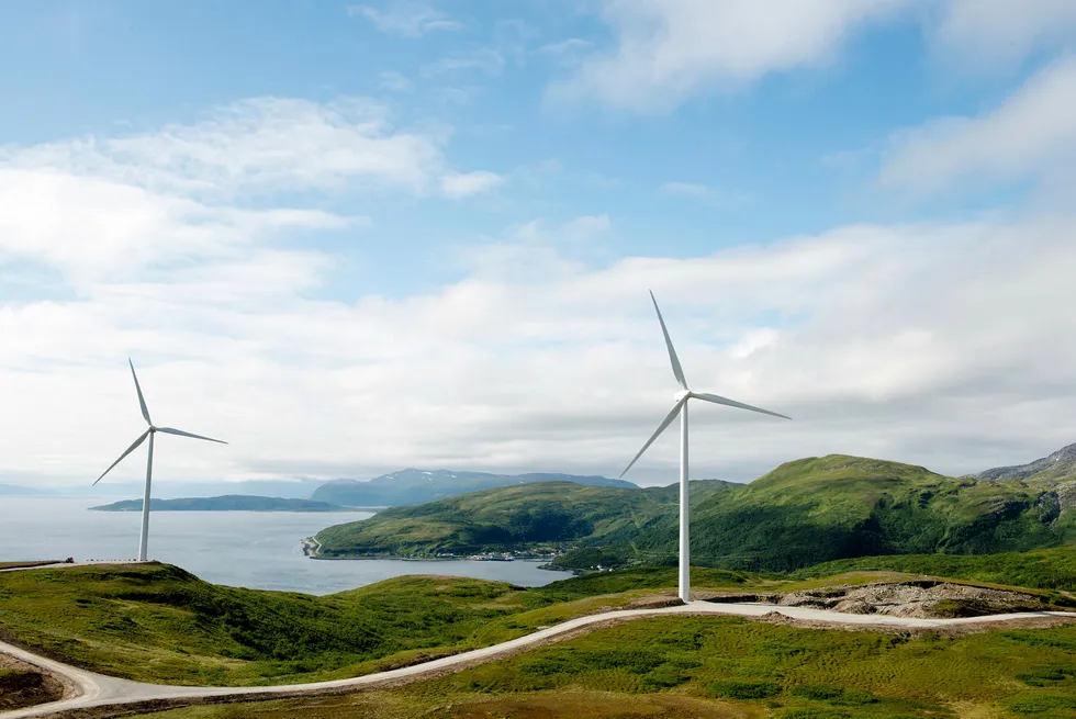 Satsingen på vindkraft har sitt utspring i EU sin satsing på fornybar energi, og Norge bruker norske strømkunders nettleie som salderingspost i forhandlingene med EU, mener artikkelforfatteren.