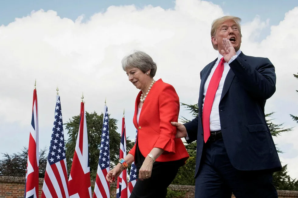 Den amerikanske presidenten Donald Trump og den britiske statsministeren Theresa May ankommer en felles pressekonferanse i forbindelse med statsbesøket, fredag 13. juli. Stefan Rousseau/Pool via REUTERS TPX