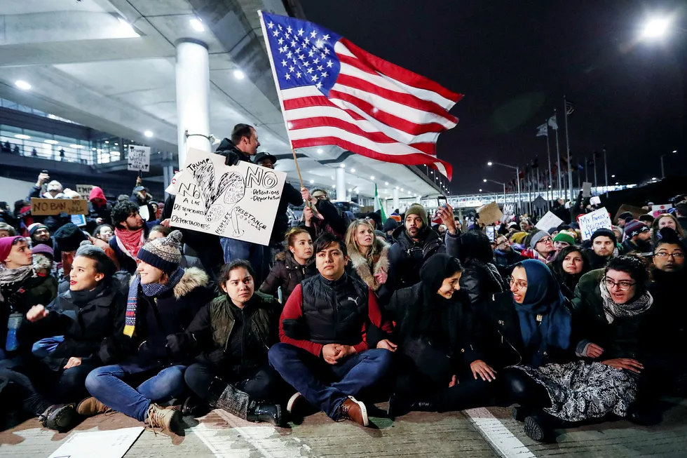 Folk protesterer verden over mot president Donald Trumps innreiseforbud for folk fra utpekte muslimske land. Her fra har folk samlet seg O'Hare-flyplassen i Chicago. Foto: KAMIL KRZACZYNSKI/Reuters/NTB scanpix