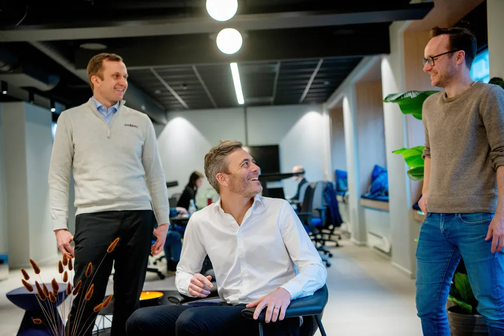 Gründerne Simen Jørgensen (fra venstre), Andreas Thorsheim og Andreas Bentzen i Otovo er klar for siste etappe med Otovo som unotert selskap. I løpet av det neste året skal selskapet inn på Euronext Growth.