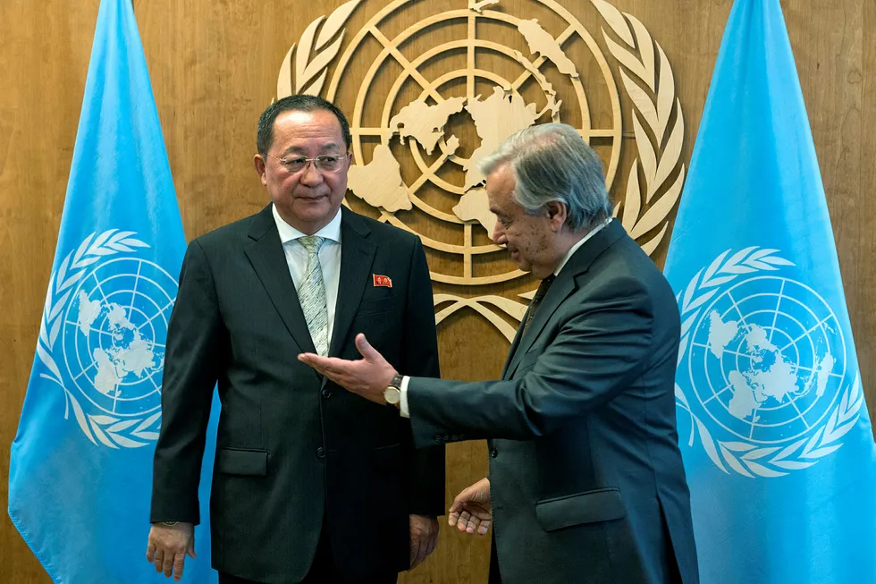 Nord-Koreas utenriksminister Ri Yong Ho og generalsekretær António Guterres i FN, lørdag. Foto: (AP Photo/Craig Ruttle)