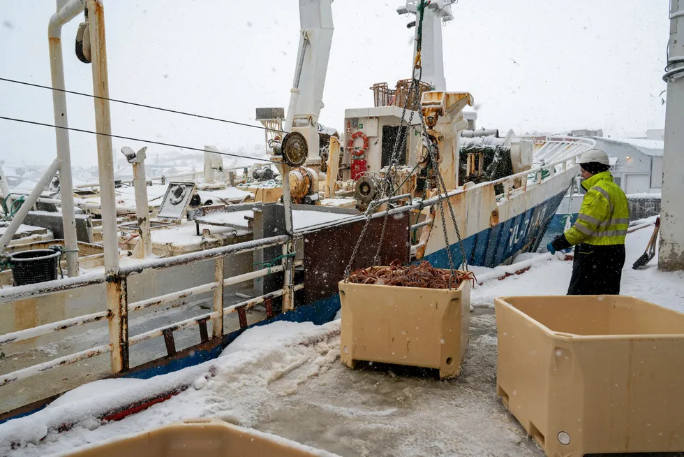 Nærings- og fiskeridepartementet bruker ustrakt instrukser i utforming av fiskeripolitikken, noe som er en svært udemokratisk måte å håndtere viktige spørsmål på, mener Fiskeribladet.