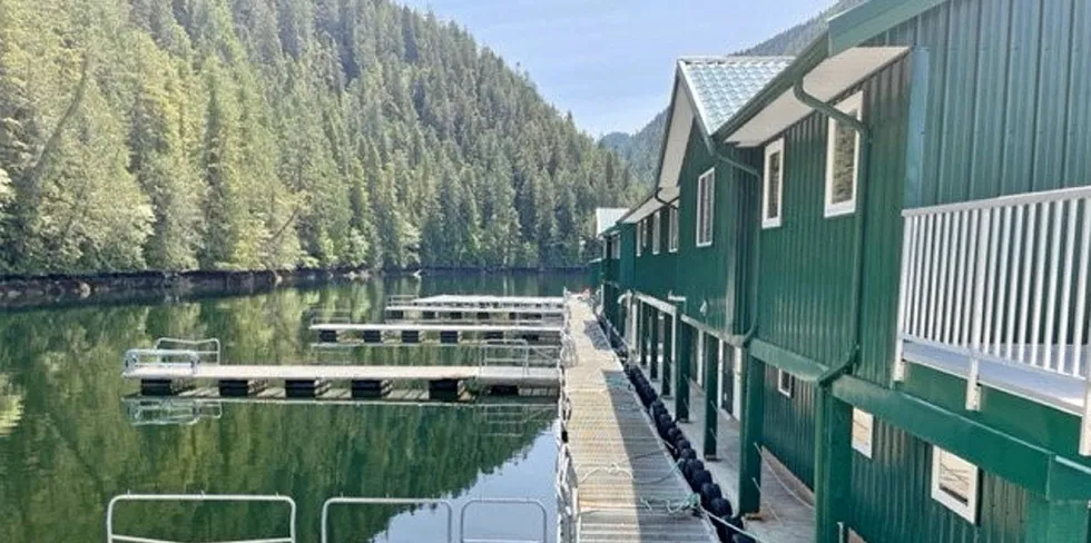 Mowis anlegg i Klemtu i British Columbia kan bli stanset dersom Canadas fiskeriminister ikke fornyer de seks tillatelsene for anlegget.