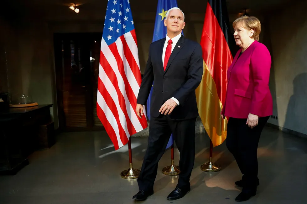 Den tyske statsministeren Angela Merkel og USAs visepresident Mike Pence før et møte under sikkerhetskonferansen i München.