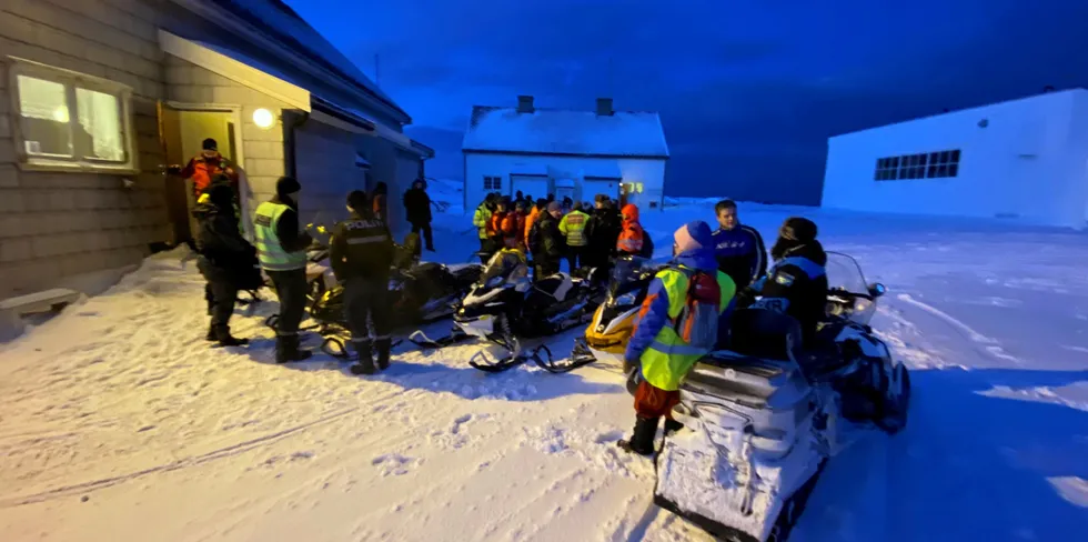 Her er frivillige på vei ut for å lete etter Reidar Nilsen ved Slettnes fyr i Gamvik i Finnmark tidligere i uken.