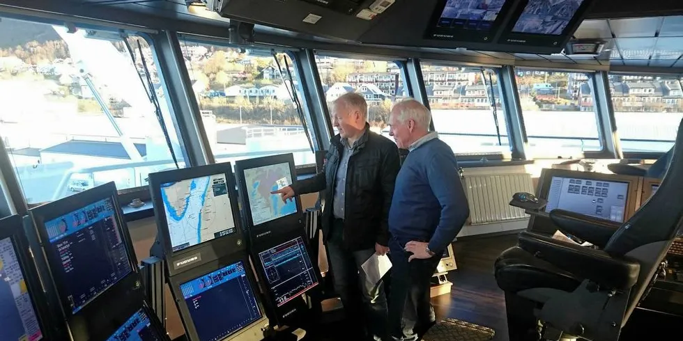 PÅ BROA: Skipper Karl Otto Risbakk studerer Mareano-kart sammen med NGU-forsker Oddvar Longva på broa på "Atlantic Viking".Foto: Norges Geologiske Undersøkelser