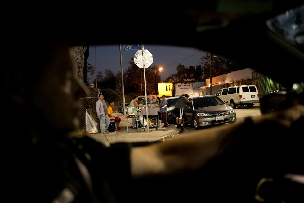 På patrulje. Politimannen Joel Miller i den sentrale Rampart-avdelingen til politiet i Los Angeles får utlevert prediksjoner for å bekjempe kriminalitet. Men han har ikke noe tro på dataprogrammet som gir en detaljert oversikt over eksakt hvor det kommer til å skje noe kriminelt.