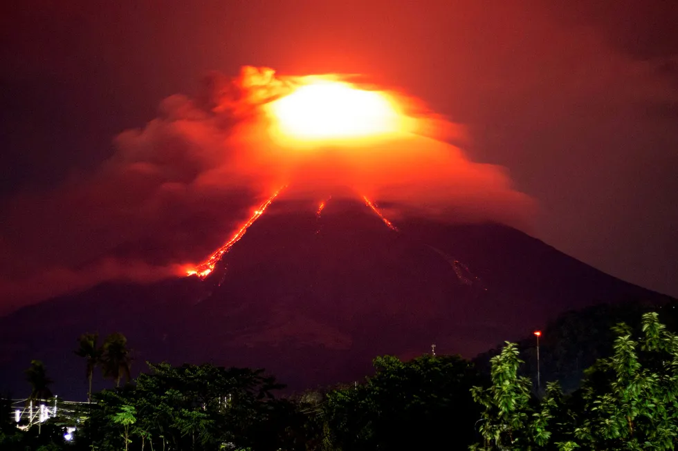 Lava renner nedover fra vulkanen Mayon natt til tirsdag. Nå fryktes et større utbrudd. Foto: Earl Recamunda/AP photo/NTB scanpix