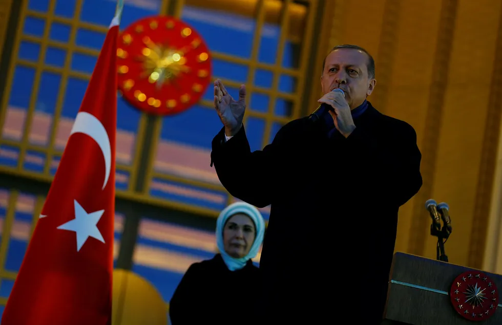 – Dette landet har avholdt det mest demokratiske valget som aldri tidligere har vært sett i noe annet vestlig land, sa Tyrkias president Tayyip Erdogan i en tale utenfor presidentpalasset i Ankara andre påskedag. Foto: Umit Bektas, Scanpix/Reuters