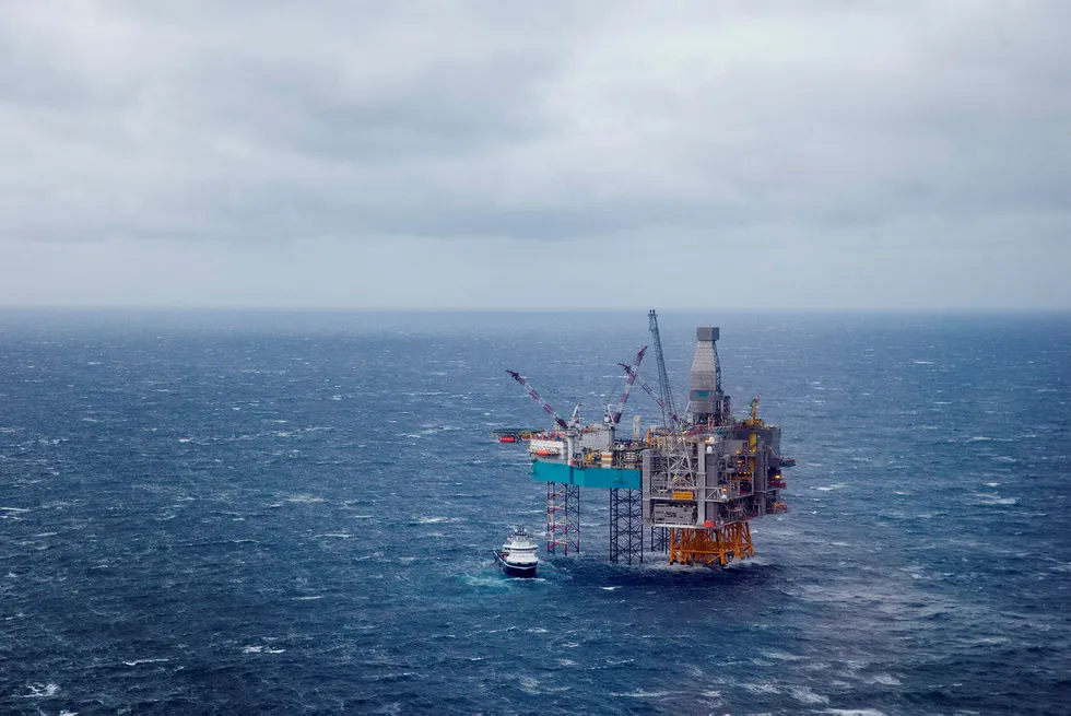 Halvparten av eksporten kom fra olje og gass. Edvard Grieg-feltet på Utsirahøyden i Nordsjøen ligger 180 kilometer vest for Stavanger. Produksjonen her startet opp i november 2015.