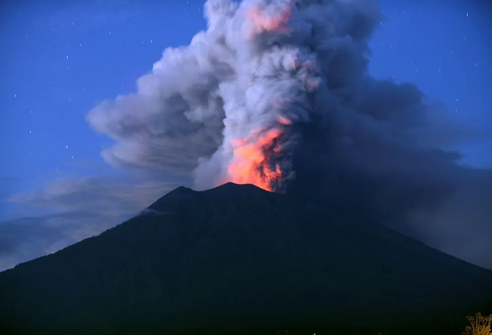 Vulkanen Agung spyr fortsatt ut masse røyk og aske. Foto: Sonny Tumbeleka/AFP photo/NTB scanpix
