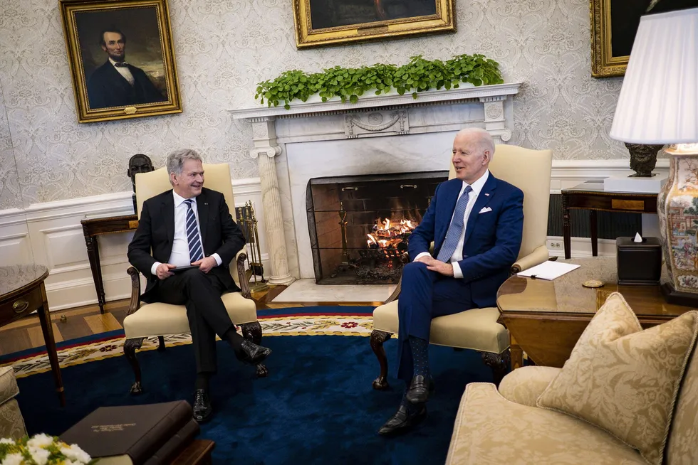 Finlands president Sauli Niinistö gjestet 4. mars USAs president Joe Biden i Det hvite hus. Niinistös planlagte besøk i Norge denne uken er blitt avlyst på grunn av sykdom.