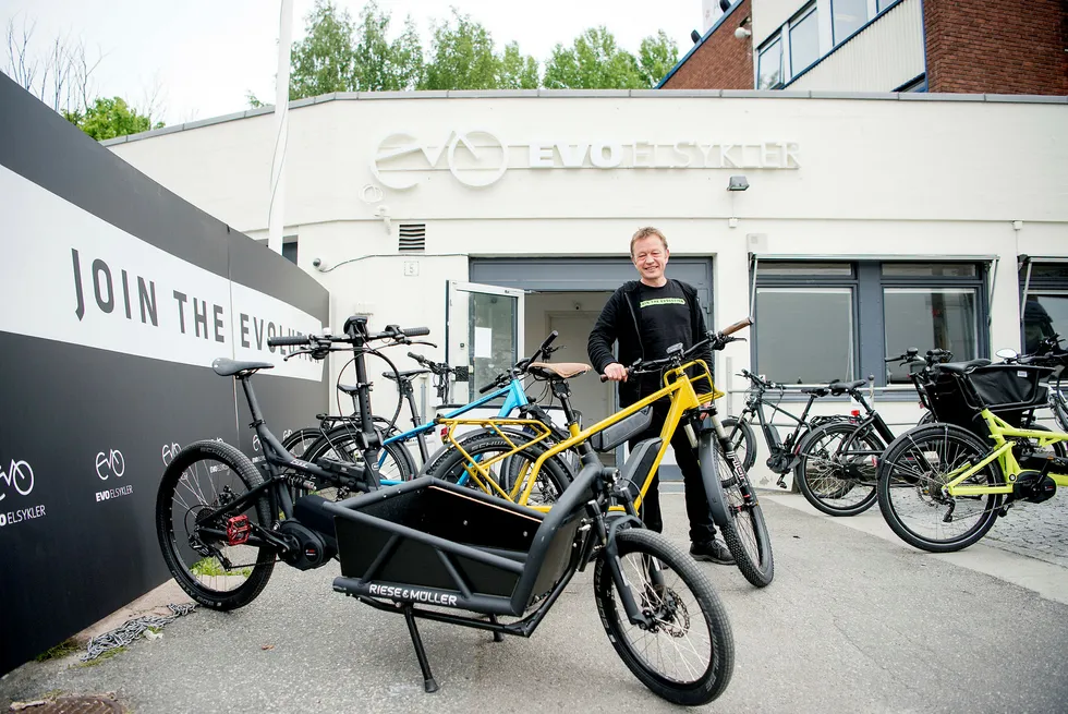Det er blitt solgt 70.000 elsykler i Norge de siste tre årene. Daglig leder Hans Håvard Kvisle Evo i Elsykler selger stadig flere i øvre prissjikt. Foto: Mikaela Berg